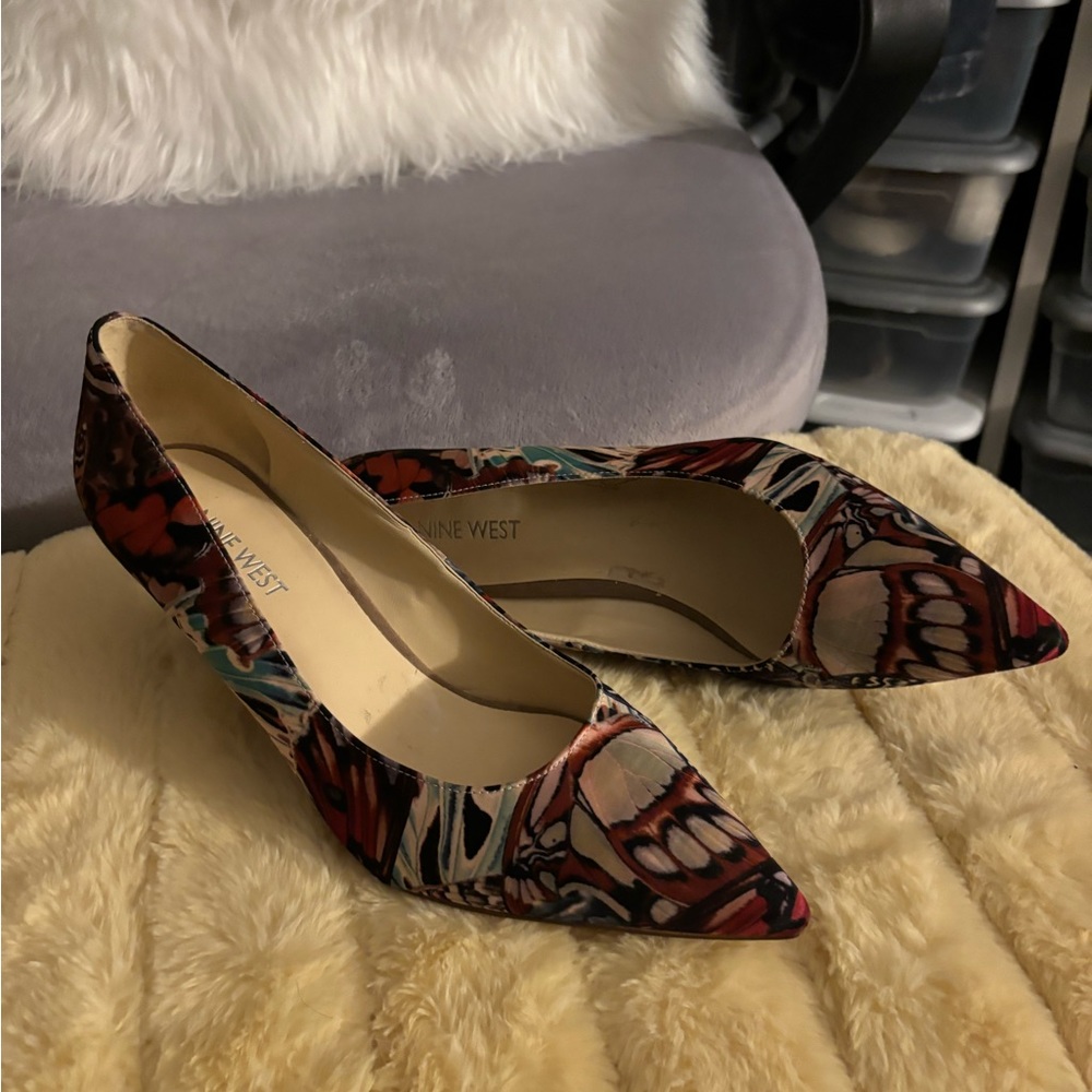 Multi-colored pumps